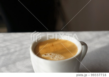 窓辺のコーヒー 99337718