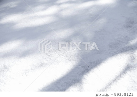 雪面に映る木々の影　雪景色背景素材 99338123