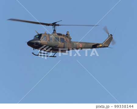 飛行中の陸上自衛隊多用途ヘリコプター 99338144