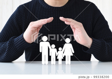 家族を守る・養う男性イメージ 99338200
