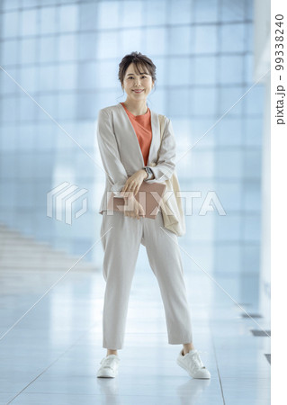 30代のビジネスウーマン　ポートレート 99338240