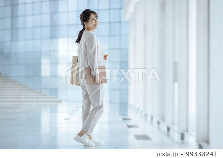 30代のビジネスウーマン ポートレート 30代のビジネスウーマン ポートレート 99338241