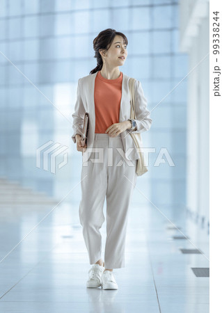 30代のビジネスウーマン　ポートレート 99338244