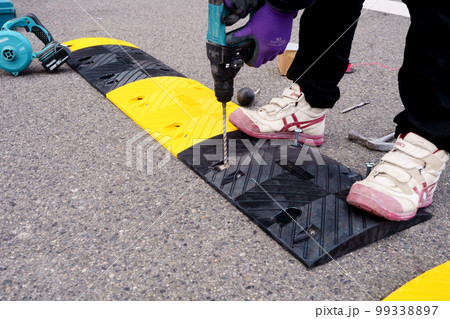 減速帯取付工事 駐車場 道路 施工 01 減速帯取付工事 駐車場 道路 施工 01 99338897