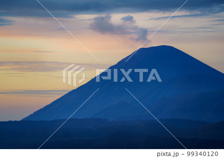 夜明けのスメル山（ジャワ島東部） 99340120