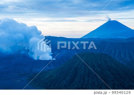 夜明けのブロモ山（ジャワ島東部） 99340129