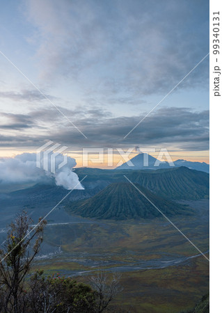 夜明けのブロモ山(ジャワ島東部) 夜明けのブロモ山(ジャワ島東部) 99340131