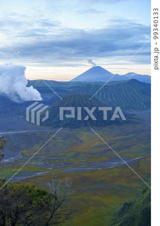 夜明けのブロモ山、バトック山、スメル山と平原(ジャワ島東部) 夜明けのブロモ山、バトック山、スメル山と平原(ジャワ島東部) 99340133