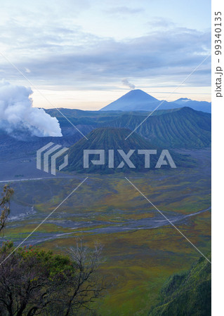 夜明けのブロモ山、バトック山、スメル山と平原(ジャワ島東部) 夜明けのブロモ山、バトック山、スメル山と平原(ジャワ島東部) 99340135
