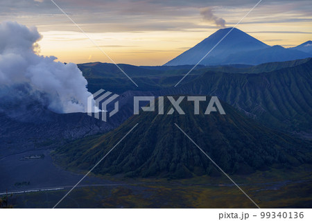 夜明けのブロモ山、バトック山、スメル山(ジャワ島東部) 夜明けのブロモ山、バトック山、スメル山(ジャワ島東部) 99340136
