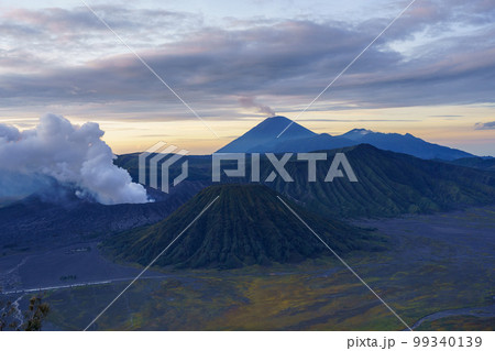 夜明けのブロモ山、バトック山、スメル山と平原（ジャワ島東部） 99340139
