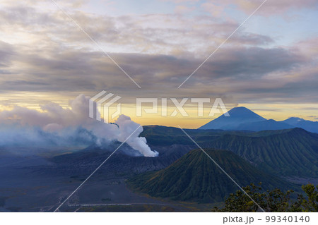夜明けのブロモ山、バトック山、スメル山(ジャワ島東部) 夜明けのブロモ山、バトック山、スメル山(ジャワ島東部) 99340140