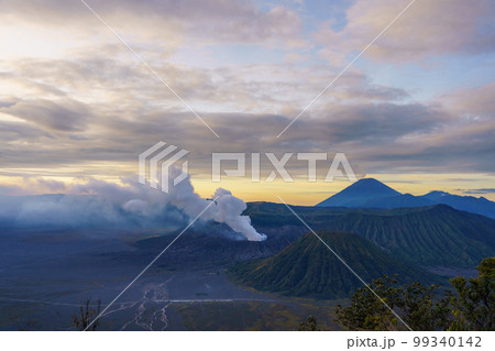 噴煙を上げる夜明けのブロモ山（ジャワ島東部） 99340142
