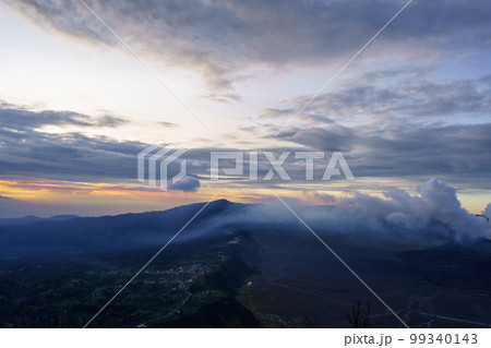 噴煙流れる夜明けのブロモ山（ジャワ島東部） 99340143
