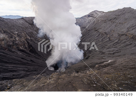 ブロモ山の噴火口と噴煙（ジャワ島東部） 99340149