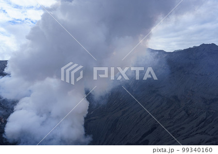 ブロモ山の噴火口と噴煙(ジャワ島東部) ブロモ山の噴火口と噴煙(ジャワ島東部) 99340160