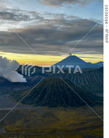 夜明けのブロモ山、バトック山、スメル山(ジャワ島東部) 夜明けのブロモ山、バトック山、スメル山(ジャワ島東部) 99340165