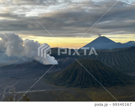 夜明けのブロモ山、バトック山、スメル山(ジャワ島東部) 夜明けのブロモ山、バトック山、スメル山(ジャワ島東部) 99340167