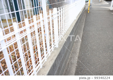 歩道、鉄の網柵と石垣 歩道、鉄の網柵と石垣 99340224