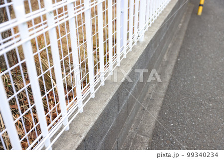 歩道、鉄の網柵と石垣 歩道、鉄の網柵と石垣 99340234