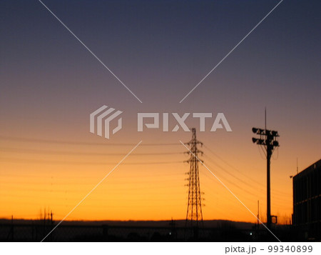 夕陽に照らされて輝く高圧鉄塔と高圧照明写真。 夕陽に照らされて輝く高圧鉄塔と高圧照明写真。 99340899
