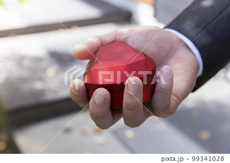 屋外で指輪ケースを握り締める新郎手元 ウェディングイメージ 屋外で指輪ケースを握り締める新郎手元 ウェディングイメージ 99341028