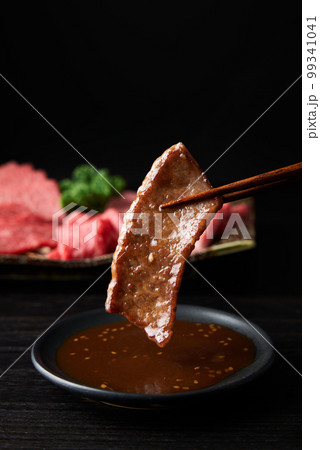 焼肉をタレに浸す 99341041