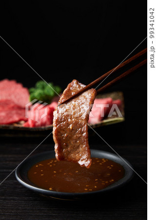 焼肉をタレに浸す 焼肉をタレに浸す 99341042