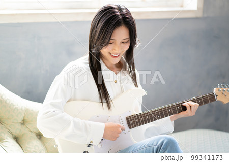若い女性ポートレート（エレキギター） 99341173