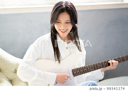若い女性ポートレート（エレキギター） 99341174