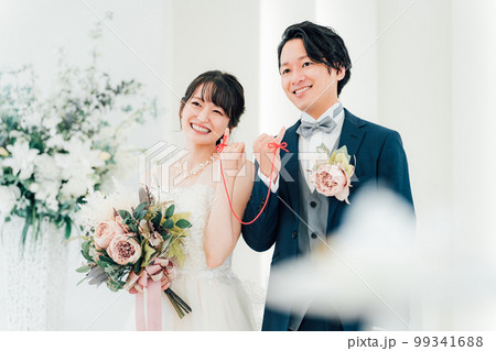 結婚式場で赤い糸で結ばれる新郎新婦(ブライダル・ウェディング) 結婚式場で赤い糸で結ばれる新郎新婦(ブライダル・ウェディング) 99341688