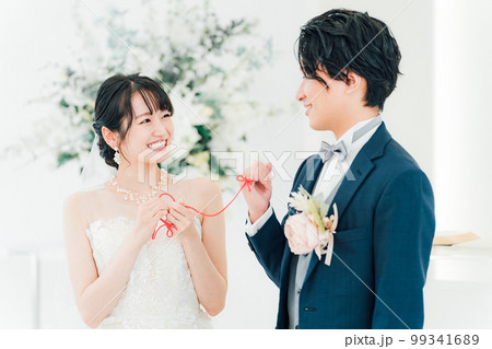 結婚式場で赤い糸で結ばれる新郎新婦(ブライダル・ウェディング) 結婚式場で赤い糸で結ばれる新郎新婦(ブライダル・ウェディング) 99341689
