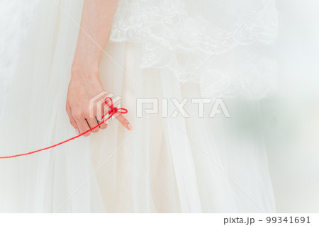 結婚式場で赤い糸で結ばれる新郎新婦(ブライダル・ウェディング) 結婚式場で赤い糸で結ばれる新郎新婦(ブライダル・ウェディング) 99341691