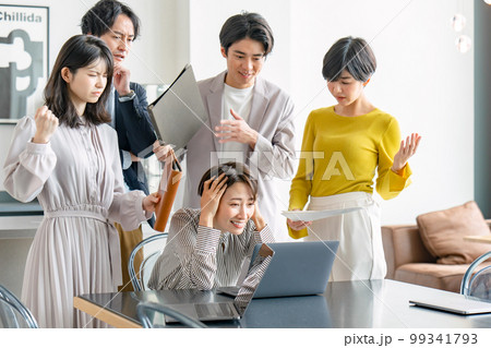 ビジネスシーン　パニック　ハラスメント 99341793