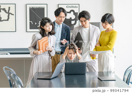 ビジネスシーン　パニック　ハラスメント 99341794