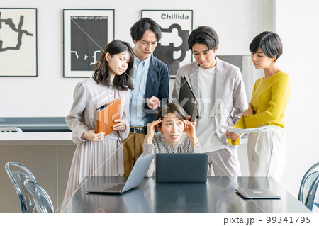 ビジネスシーン　パニック　ハラスメント 99341795
