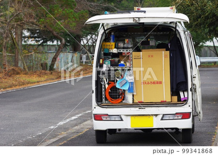 設備業者の作業車　給湯機の交換修理車両 99341868