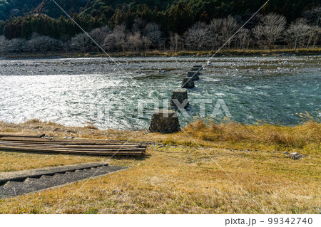 冬の名畑の流れ橋の橋桁1 兵庫県宍粟市一宮町 冬の名畑の流れ橋の橋桁1 兵庫県宍粟市一宮町 99342740