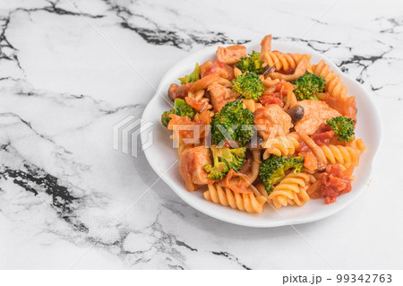 パスタとチキンのトマトソース炒め パスタとチキンのトマトソース炒め 99342763