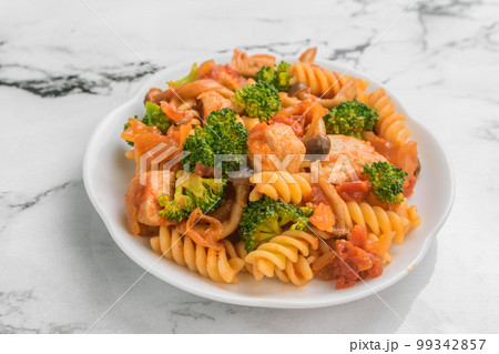 パスタとチキンのトマトソース炒め 99342857