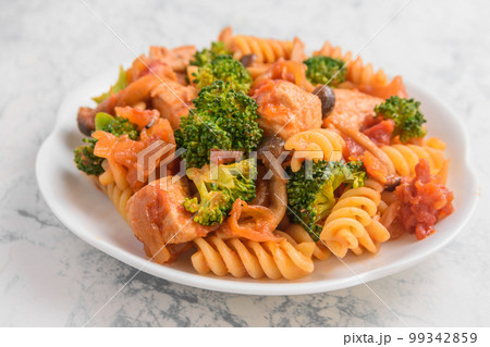 パスタとチキンのトマトソース炒め パスタとチキンのトマトソース炒め 99342859