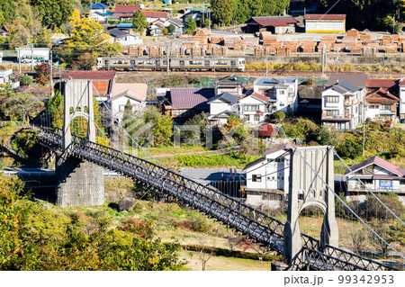 【中央本線】桃介橋と普通列車が走る南木曽の街並み 【中央本線】桃介橋と普通列車が走る南木曽の街並み 99342953