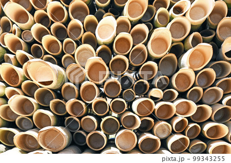 積み重ねられた竹の切り口 99343255