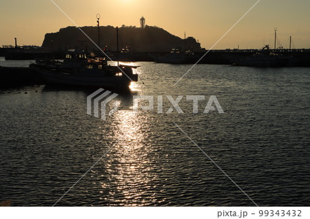 夕方の鎌倉腰越漁港の風景 夕方の鎌倉腰越漁港の風景 99343432