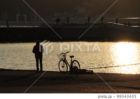 夕方の鎌倉腰越漁港の風景 夕方の鎌倉腰越漁港の風景 99343435