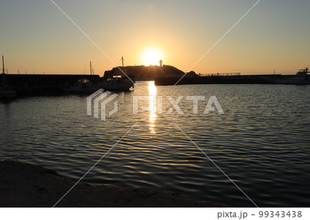 夕方の鎌倉腰越漁港の風景 夕方の鎌倉腰越漁港の風景 99343438