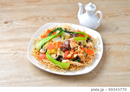 餡掛けの「かた焼きそば」。野菜たっぷり。 99343770