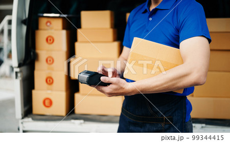 Delivery man by sending box of parcel to customers service at home as having corona virus disease . 99344415