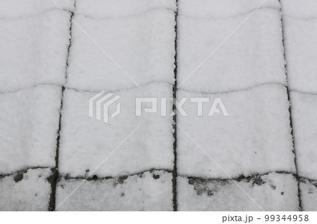 住宅の屋根に積もった雪 99344958