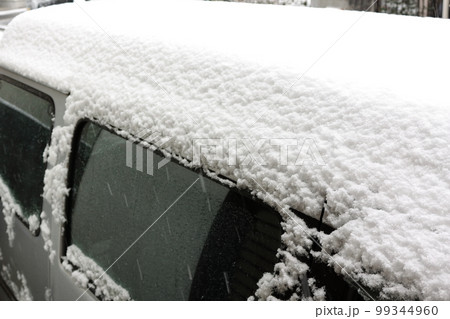 車に積もった雪 99344960